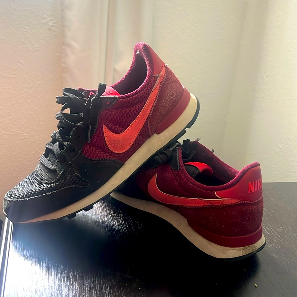 (WMNS) Nike Internationalist 'Black Crimson' 629684-018